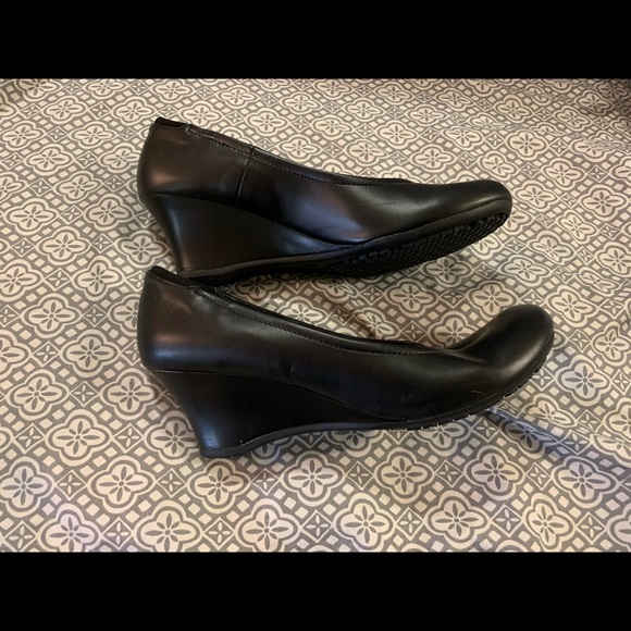 Predictions Comfort Sole Low Heel Wedge Pump Heel - Picture 6 of 6